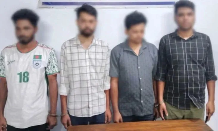 ভোলায় মাদক সেবনকালে আটক ৪ 